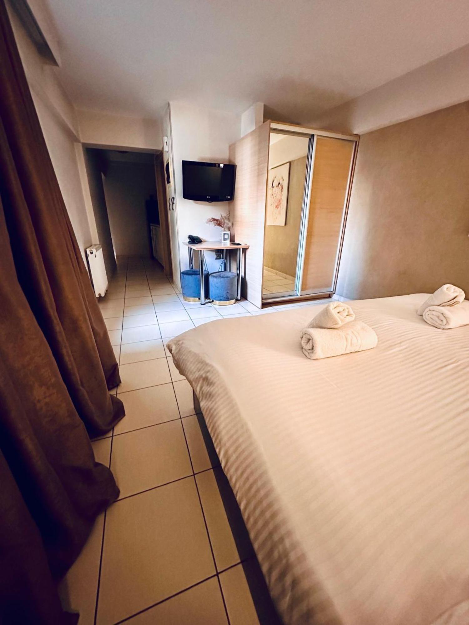 Mc Queen Rooms & Apartments Атина Екстериор снимка