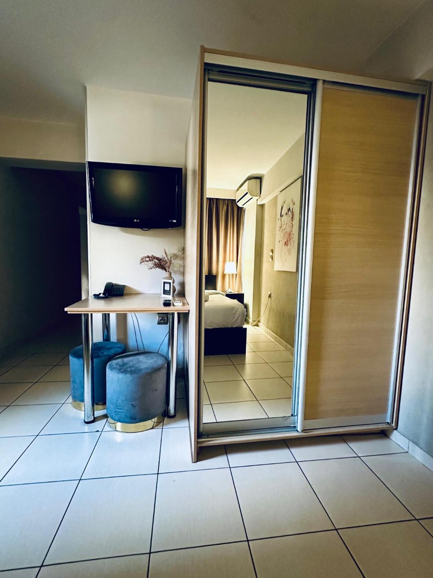 Mc Queen Rooms & Apartments Атина Екстериор снимка